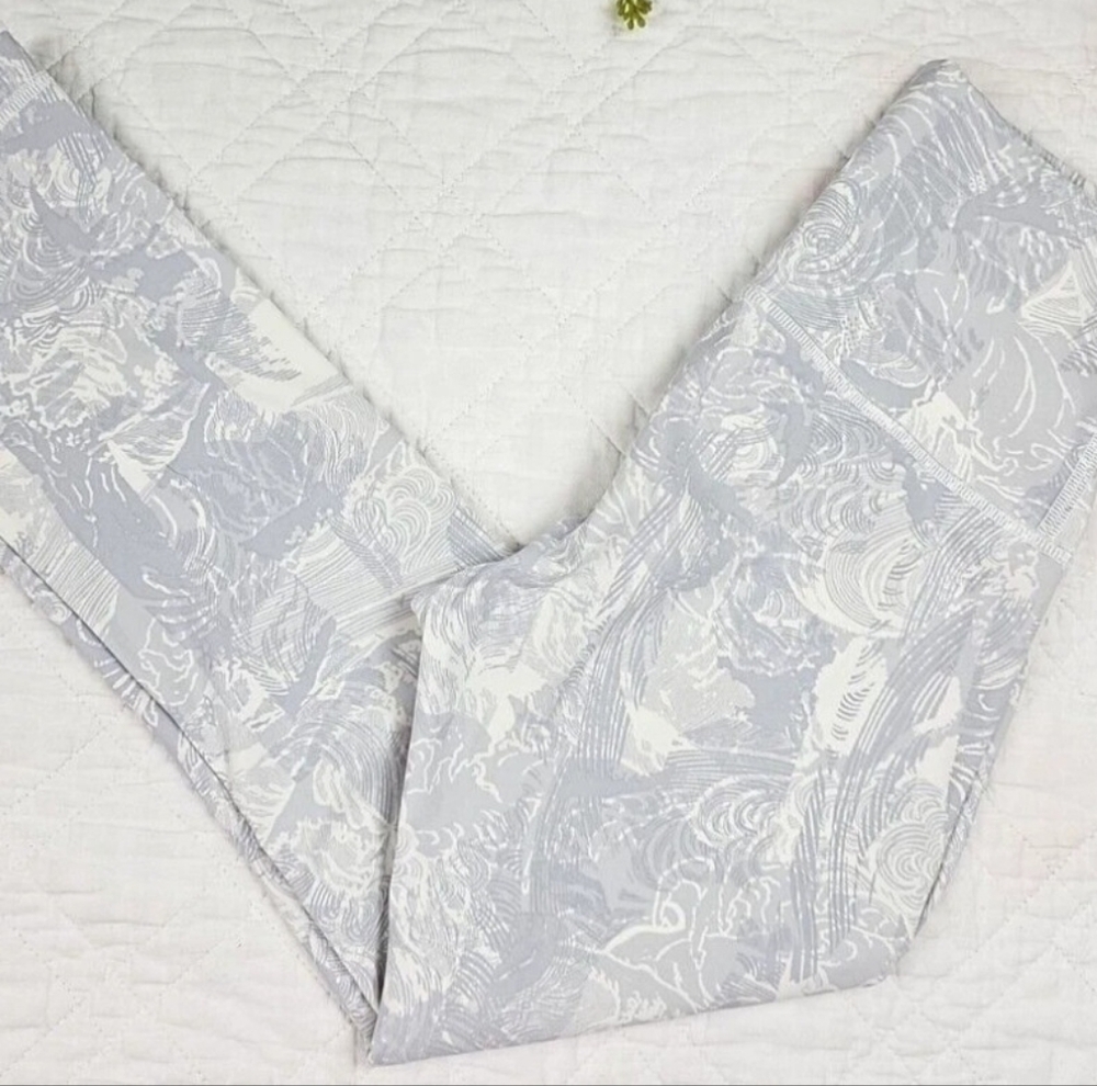 Lululemon Gray and White Wunder Under High Rise Size 4 Capri Leggings